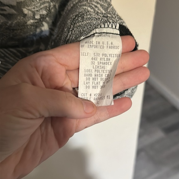 Connected Apparel V Neck Sparkly Floral Top - Picture 6 of 9